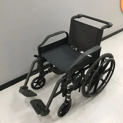 Nichtmagnetischer Rollstuhl mit Rückenlehnen mit einer Höhe von 40 cm, einer Gesamtbreite von 65 cm und abnehmbaren polsterbaren Armlehnen für MRT-Räume