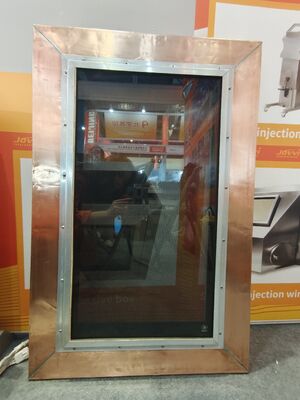 MRT-RF-abgeschirmtes Fenster mit Doppelscheiben-Isolierglas und schwarz lackiertem Messinggewebe für den Temperaturbereich -40 °C bis +85 °C